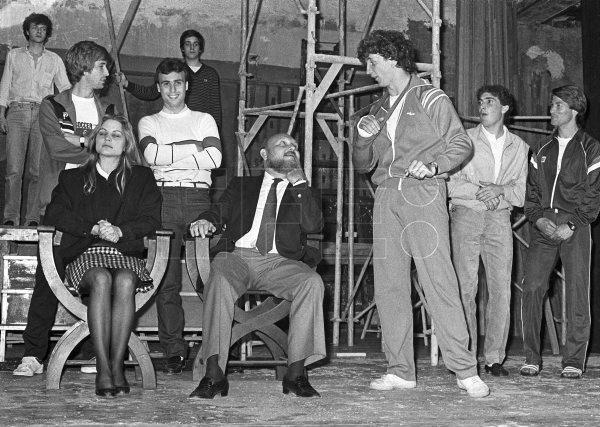 Los jugadores del R.C.D. Español y sus familiares durante el ensayo de la obra de teatral 'La venganza de Don Mendo' en un teatro de Barcelona, hace 40 años. #EFEfototeca