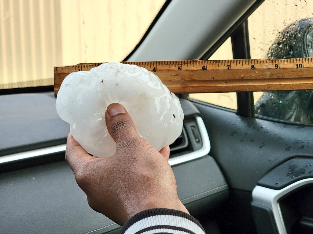 Weather__US's tweet photo. 🌨️ Incredible photos of 5-inch hailstones in Johnson City, TX! 
Nature's power on display.    

https://t.co/P2qNBh8HmB

#JohnsonCity #hail #gorillahail #hailstorm #storm #txwx #texas #TexasWeather #txhail #wxtw https://t.co/NdmPrGnskg