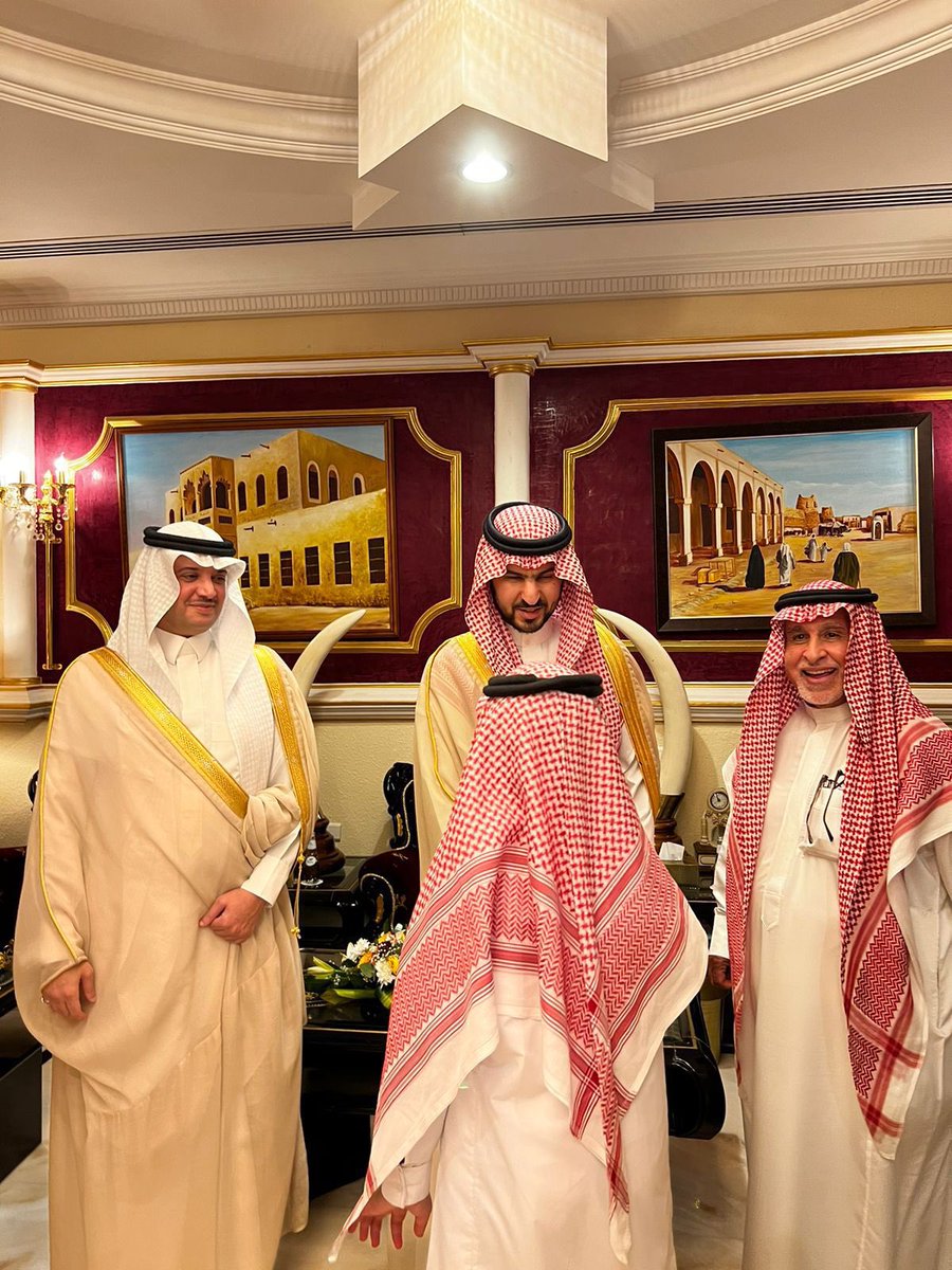 makhars's tweet photo. تشرفت عائلة الخرس في مجلسها بالأحساء بزيارة صاحبي السمو الملكي الأمير سعود بن بندر بن عبدالعزيز نائب أمير المنطقة الشرقية والأمير سعود بن طلال بن بدر محافظ الاحساء. 

حللتم أهلا بين أهلكم و محبيكم .
حفظ الله وطننا الغالي و أدام علينا نعمة الأمن و الأمان . https://t.co/OsKWzHeZSz