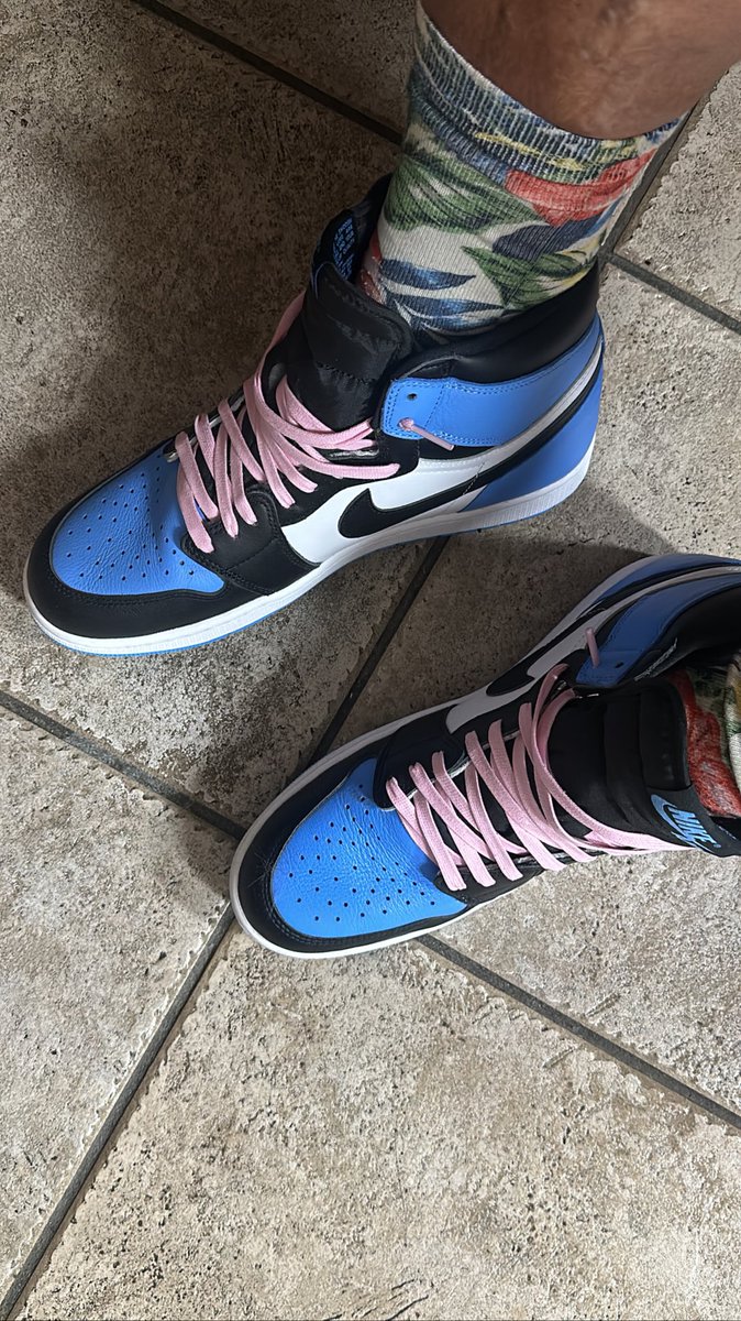 Finally Friday. Cotton candy day. J1 black toe UNC with pink waxed #laceswap from @LitLaces with #serpientes #fitted have a great weekend.