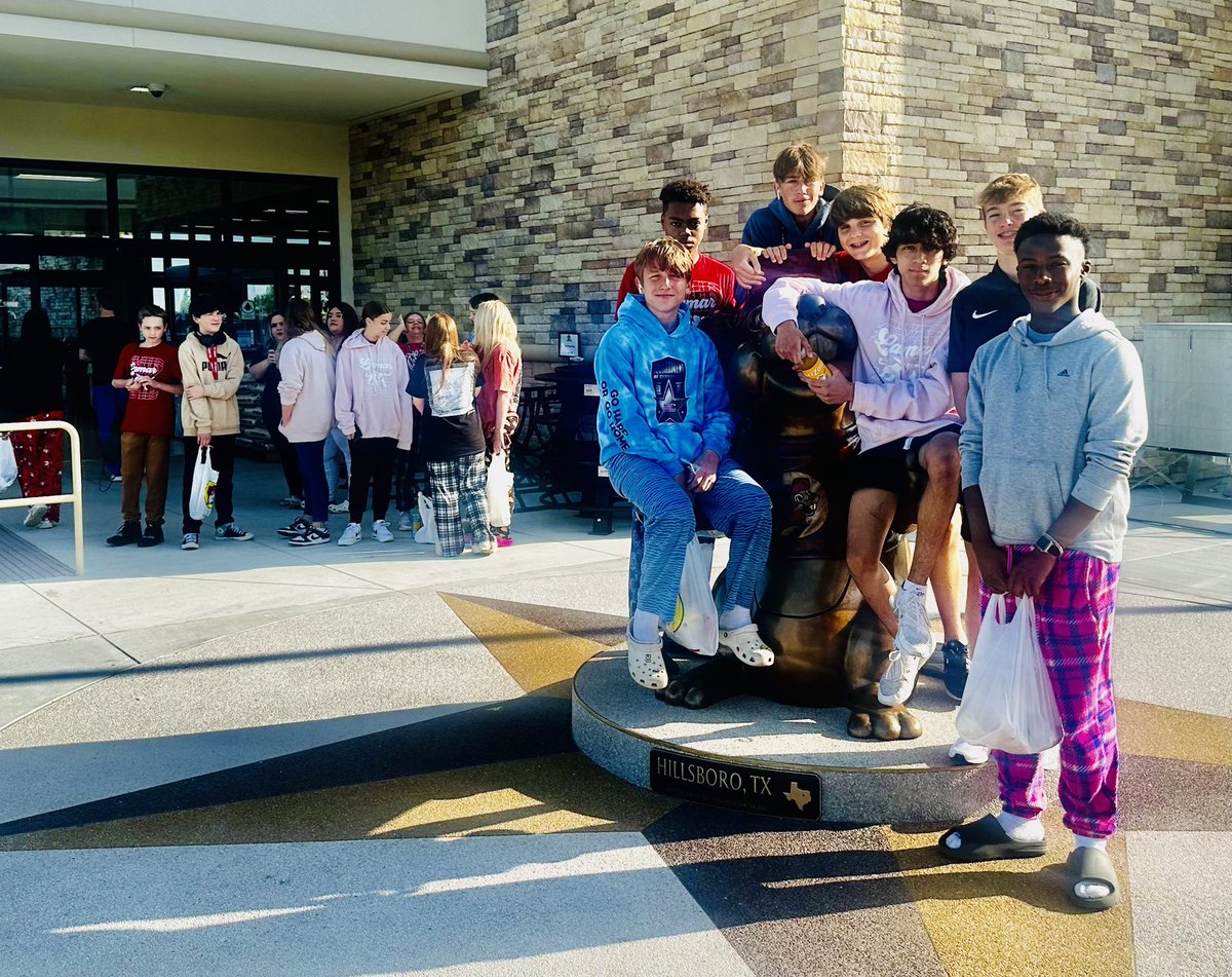 1st stop ⁦<a href="/bucees/">Buc-ee's Beaver</a>⁩ Hillsboro! Lamar ⁦<a href="/AVID4College/">AVID</a>⁩ takes on Austin! EoY 8th grade trip celebrating our Ss success w/ grades &amp; over 1k hours of community service! ⁦<a href="/LamarMS/">Lamar Middle School</a>⁩ ⁦<a href="/andyplunkett68/">Andy Plunkett</a>⁩ ⁦<a href="/ChantellUpshaw/">Chantell Upshaw</a>⁩ ⁦⁦<a href="/JillAdamsjh/">Jill.H.Adams</a>⁩ #AVIDCelebrates