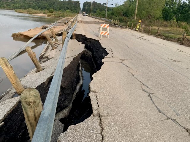 ⛔🚧 Wallisville Road at Rio Villa remains closed due to further loss of roadway. Because of the dangerous condition of the road, no vehicle access will be permitted until assessments are complete. Stay tuned for updates or contact 713-274-3100 for more information.

#RoadClosure