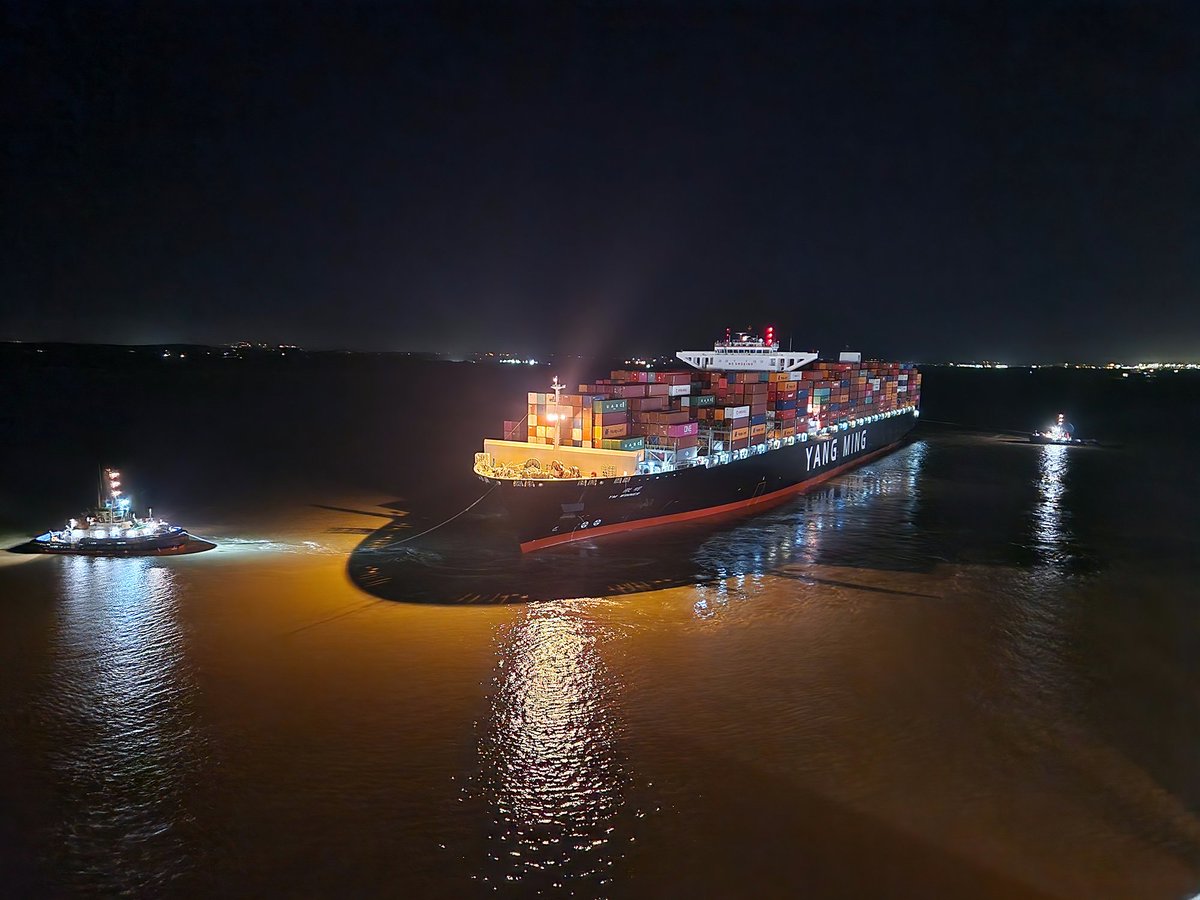 #PortOfLondon pilots operate 365 days a year, 24 hours a day, 7 days a week and, at times in challenging conditions 🗓️

Find out more about their work #KeepingTradeFlowing -- hubs.la/Q02wF6YT0

#TradingThames #Pilotage