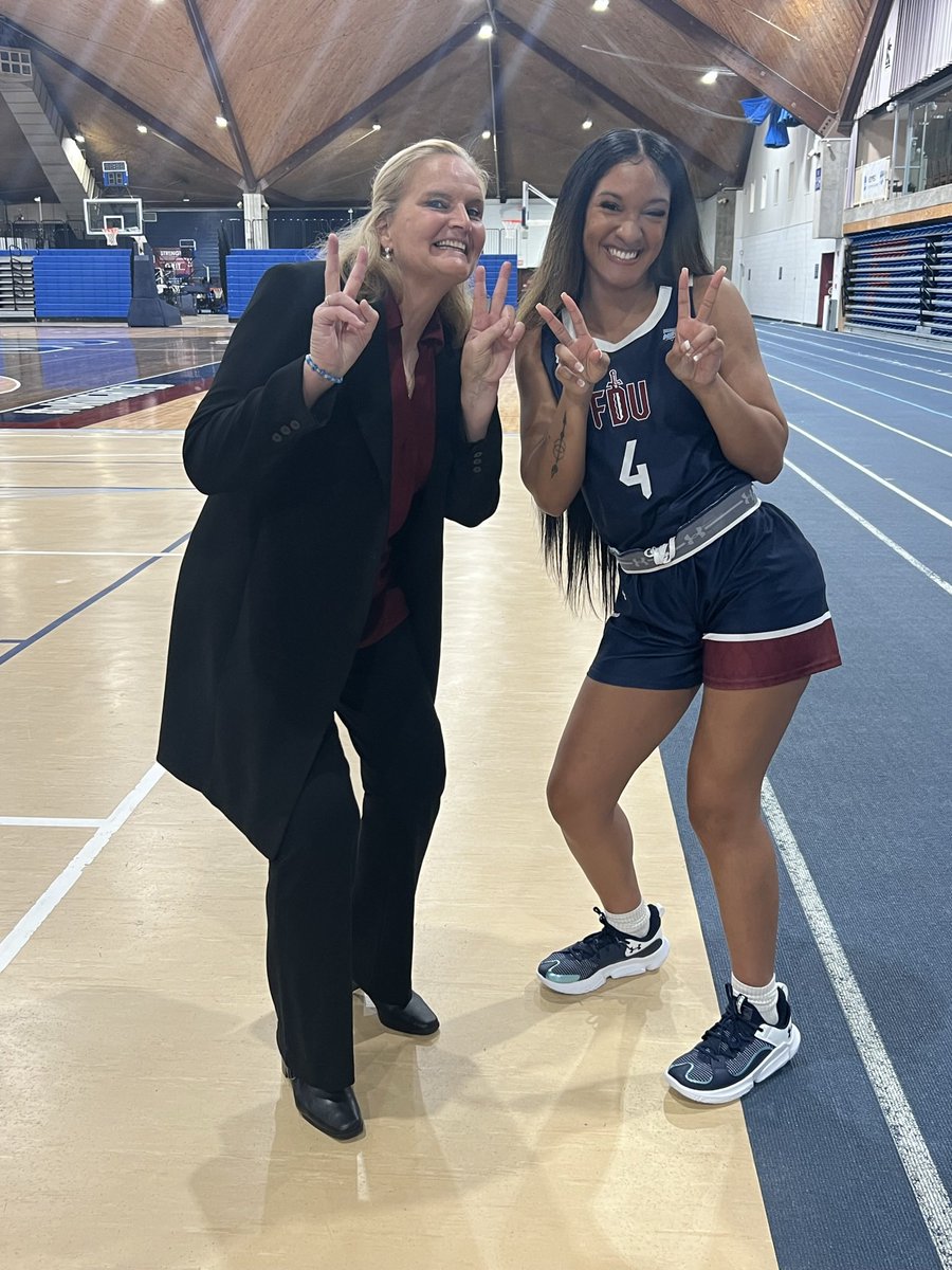 We have a BIRTHDAY🥳👍👍 We wish @mia_andrews10 a VERY special day. Congrats on your GA position with @CoachAngSzumilo ….it will be great for both of you!
