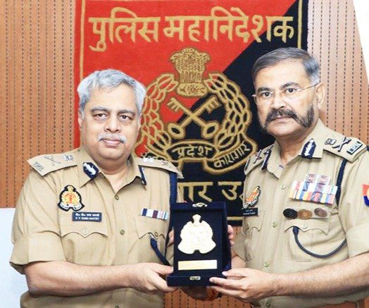 #DGP पहुँचे जेल मुख्यालय !! 🤔 #UP के डीजीपी #IPS प्रशांत कुमार ने लखनऊ स्थित जेल मुख्यालय में #DG जेल #IPS पी.वी. रामशास्त्री से मुलाकात किया 🙅 दोनों सीनियर पुलिस अफसरों ने #पुलिस और #जेल विभागों के बीच बेहतर तालमेल, तकनीकी सुधार और बेहतर संकट प्रबंधन के लिए मजबूत रणनीति…