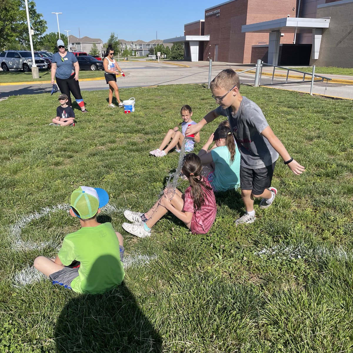 MadisonPlaceK5's tweet photo. Drip Drip Drip is a crowd favorite! #MDFieldDay #MovinMAVS @Phys_EDucate https://t.co/6HP7CzJxKP