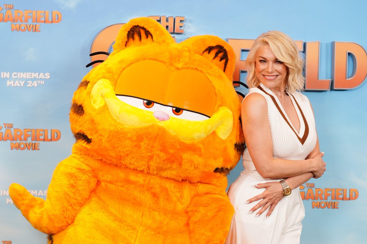 Hannah Waddingham with Garfield the cat during a photocall for Garfield The Movie, at the Soho Hotel, central London. Image ID: 2X5K6WX / Ian West / PA Wire #HannahWaddingham #GarfieldTheMovie