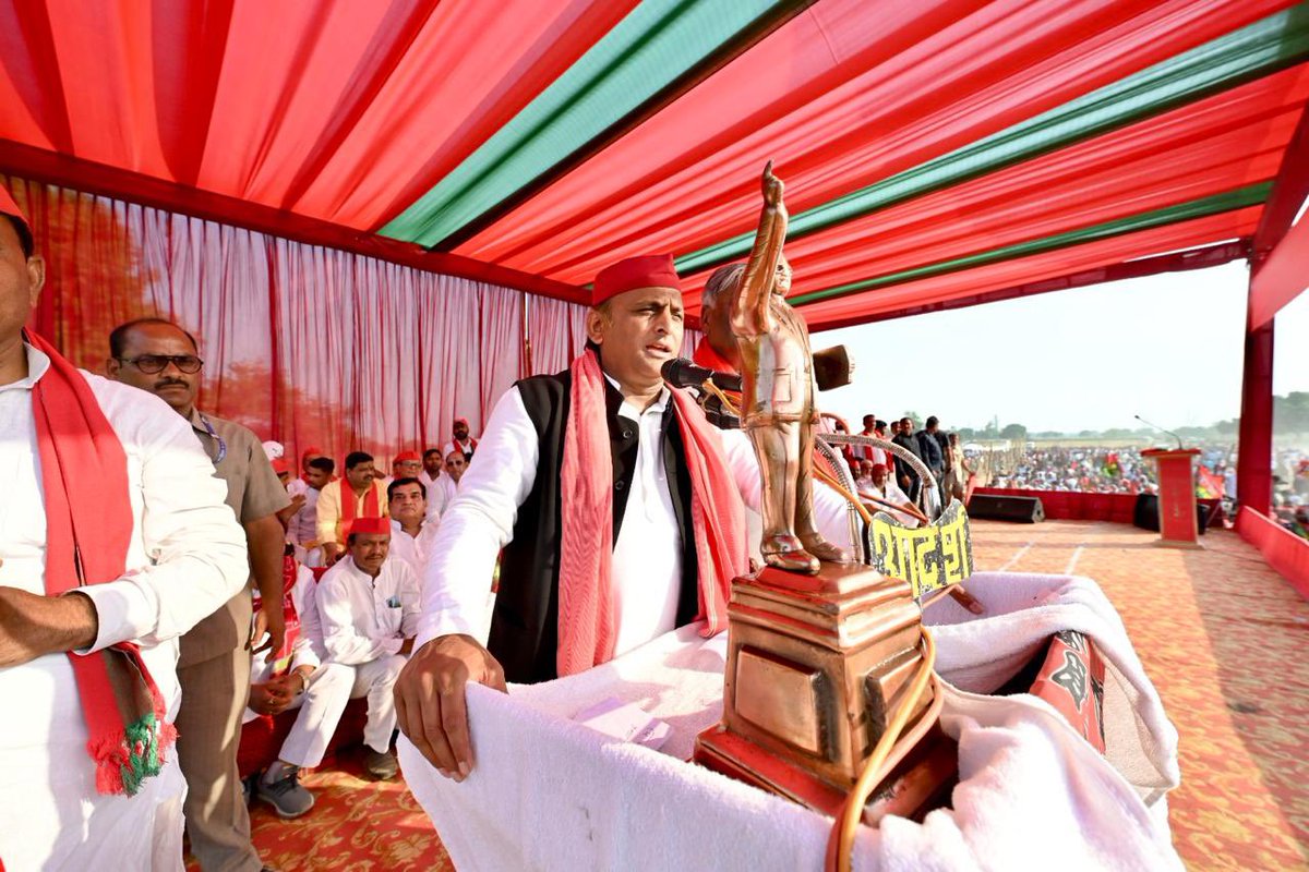 yadavakhilesh's tweet photo. जय बाबासाहेब महान, जय-जय संविधान! https://t.co/kFKqtxrWmQ