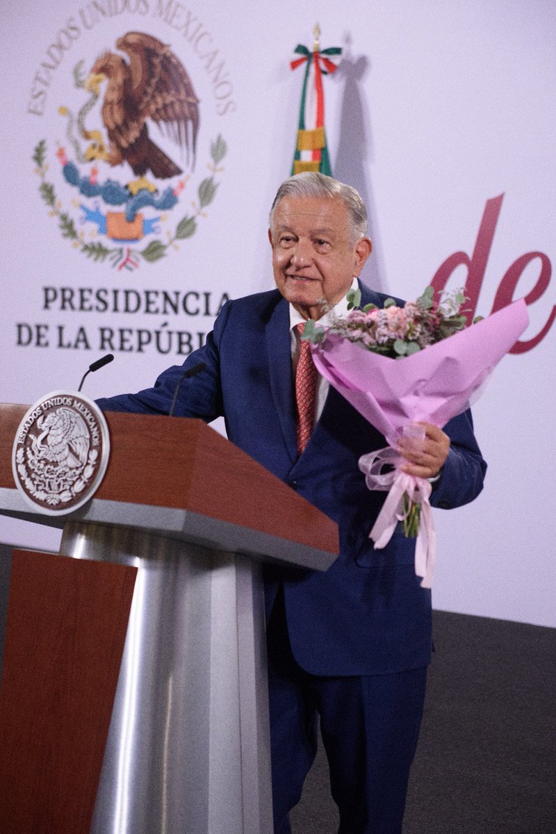 El Presidente @lopezobrador_ lleva SERENATA a las Madres Mexicanas en su día 🥰 #diadelasmadres