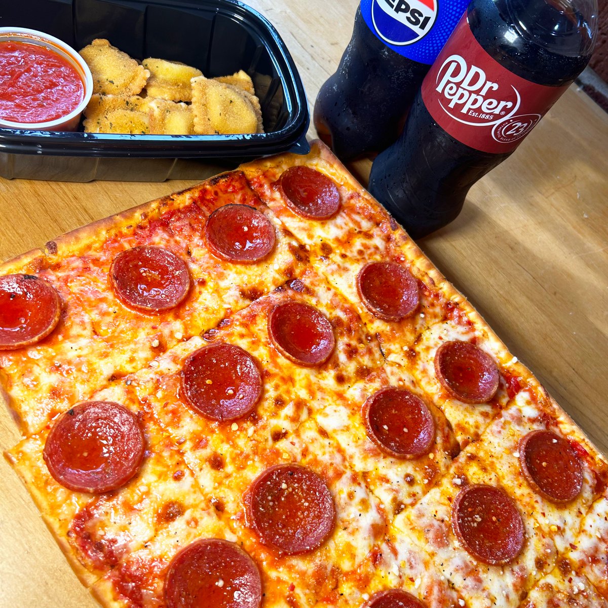 LedoPizza's tweet photo. $100 Ledo Pizza GIFT CARD GIVEAWAY ‼️

TO ENTER:   
1️⃣ Retweet this post and follow @LedoPizza 
2️⃣ Leave a comment under this post and tag a friend!

Winner will be picked at 10pm tonight ⏱️ https://t.co/BOONJ5pM6n