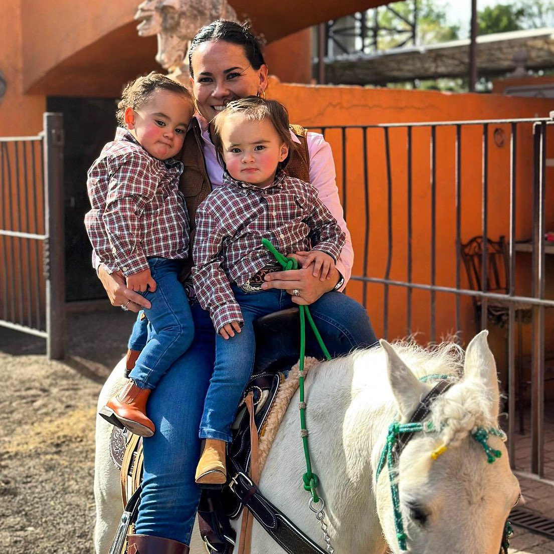 Ser mamá es el reto y el regalo más maravilloso que la vida me ha dado. No hay mayor aprendizaje, que el que nos dan los hijos y con ellos, aprendemos a amar de una manera única y especial, de una forma pura e incondicional. En este día de las madres, quiero expresar mi más