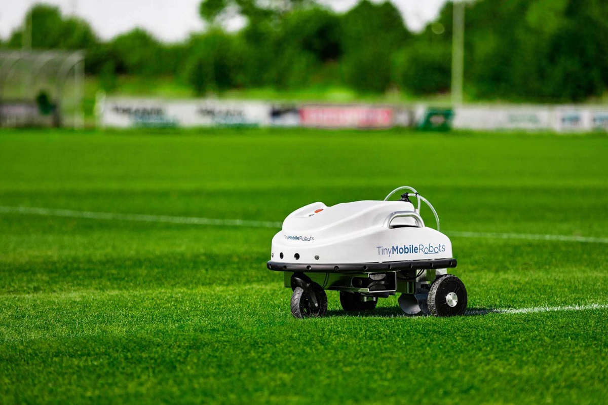 #RoboticLineMarkers might be making field #striping easier but that doesn't mean everyone is on board with the new #technology ow.ly/kKq750RpzQK #sportsdestinations #sportsbusiness #sportsbiz #sportstourism #sportsfields #soccer #football #fieldhockey #rugby