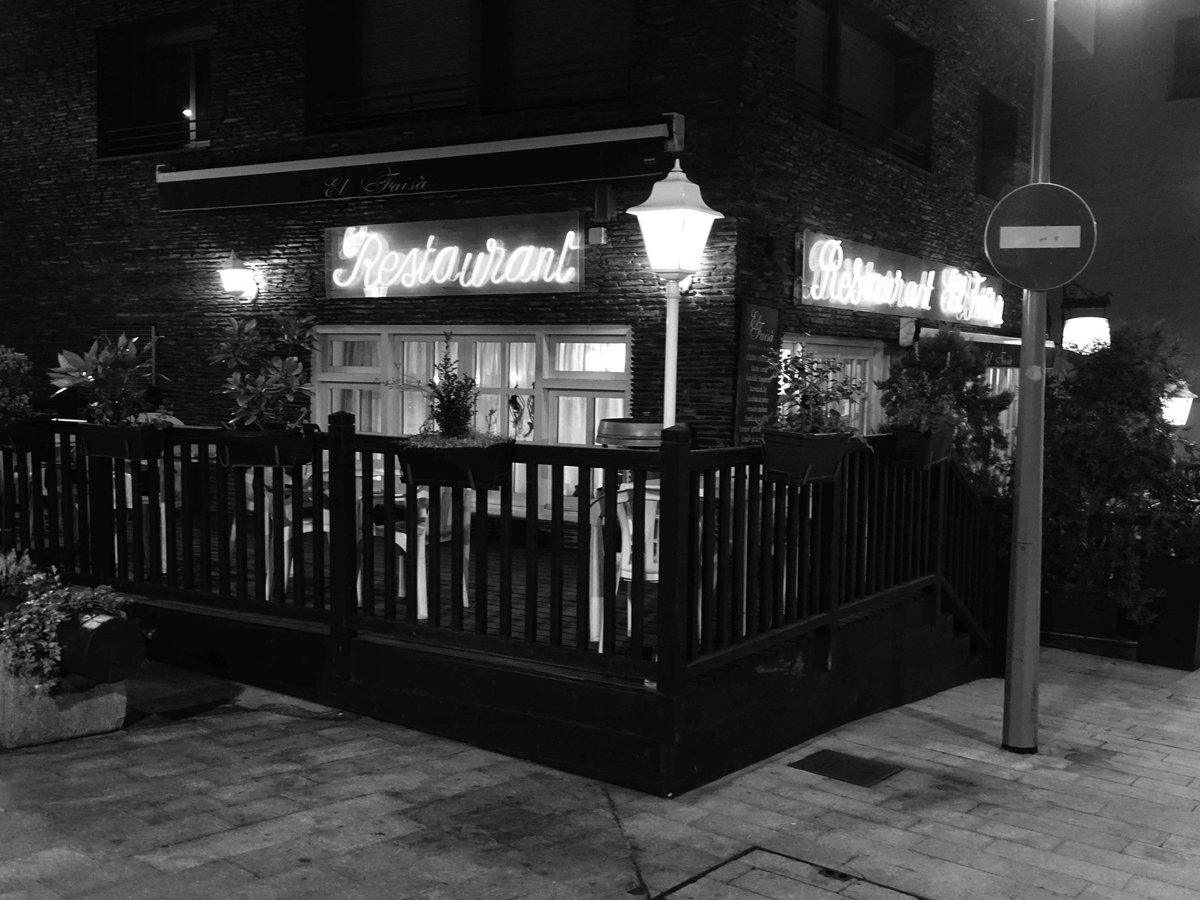 Restaurant de terrassa...Andorra #andorralavella #valira #escaldes #andorra #principatdandorra #païsoscatalans #catalunya #landscapephotography #landscape #landscapes #landscape_captures #landscape_lovers #streetstyle #streetsphotography #street #bnw #bnwphotography #bnwmood