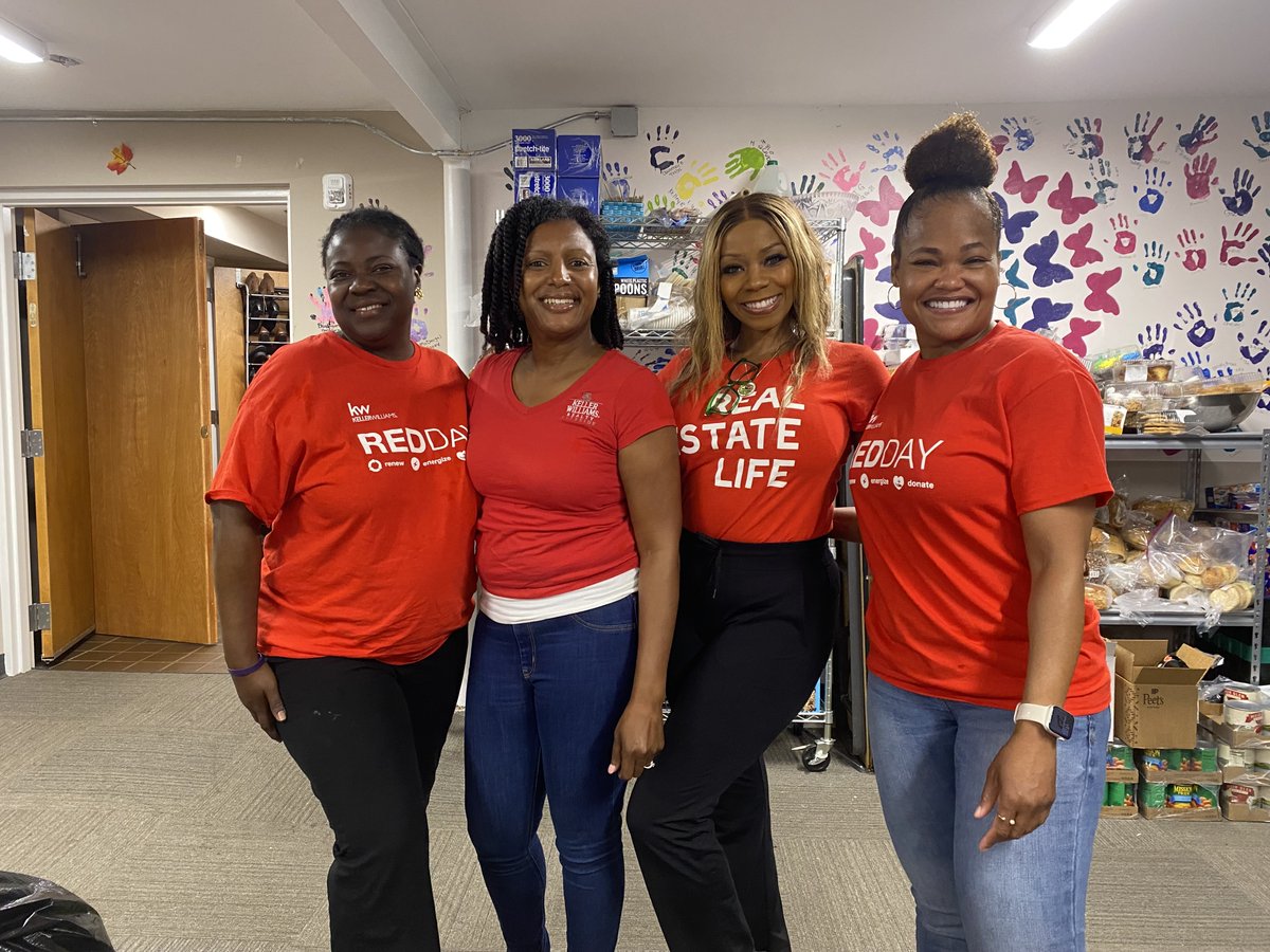 TheExtension's tweet image. Yesterday an amazing crew from Keller Williams braved the weather and planted some gorgeous herbs at the women's campus and organized their clothing closet! 🌧️🌱
They were incredibly dedicated to following through with their plan and we are so grateful for it! What a great group!
