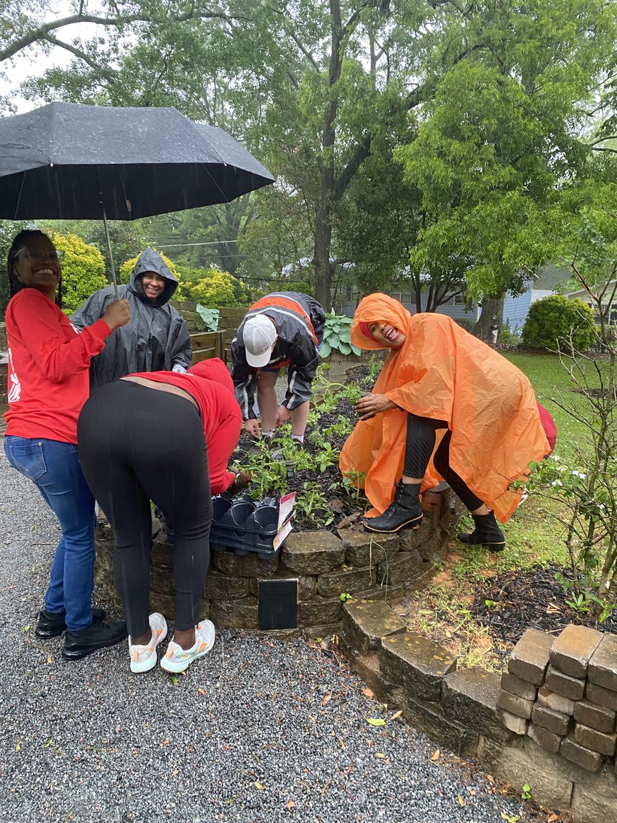 TheExtension's tweet image. Yesterday an amazing crew from Keller Williams braved the weather and planted some gorgeous herbs at the women's campus and organized their clothing closet! 🌧️🌱
They were incredibly dedicated to following through with their plan and we are so grateful for it! What a great group!