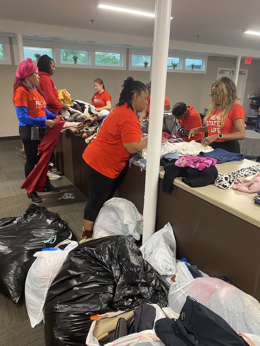 TheExtension's tweet image. Yesterday an amazing crew from Keller Williams braved the weather and planted some gorgeous herbs at the women's campus and organized their clothing closet! 🌧️🌱
They were incredibly dedicated to following through with their plan and we are so grateful for it! What a great group!