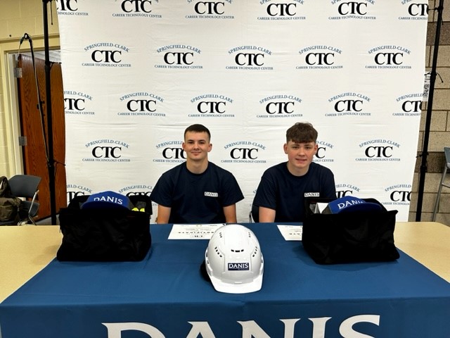 DanisBuilds's tweet photo. We had two great signing days at @GreeneCCC and @SCCTC! We are excited to welcome four new full-time employees upon their graduation. Welcome to the team, Karson, Brent, Ian, and Jeff!
#FutureofConstruction #DanisBuilds #PlanInnovateBuild https://t.co/OHKIWlnFLM