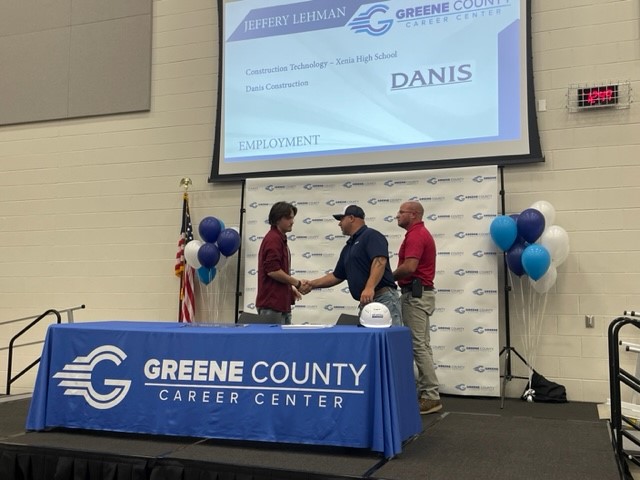 DanisBuilds's tweet photo. We had two great signing days at @GreeneCCC and @SCCTC! We are excited to welcome four new full-time employees upon their graduation. Welcome to the team, Karson, Brent, Ian, and Jeff!
#FutureofConstruction #DanisBuilds #PlanInnovateBuild https://t.co/OHKIWlnFLM