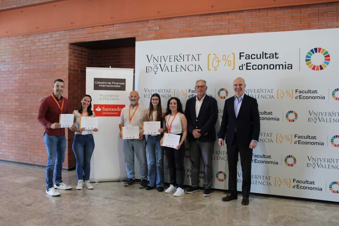 FPValencia's tweet photo. PREMIS PROJECTE EMPRENEDOR ANA M. AROCA MENGUAL 🏆

AI ADVANCE PEST CONTROL @FPValencia ha obtingut el Premi patrocinat per la Càtedra "Finances internacionals - @bancosantander" pel seu projecte 🚀, dirigit pel professor Emili Marín Cerdà @profedefol https://t.co/OEVR0aP9AF
