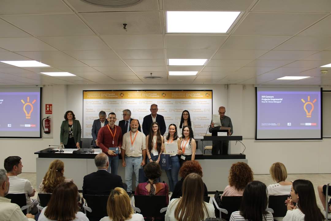 FPValencia's tweet photo. PREMIS PROJECTE EMPRENEDOR ANA M. AROCA MENGUAL 🏆

AI ADVANCE PEST CONTROL @FPValencia ha obtingut el Premi patrocinat per la Càtedra "Finances internacionals - @bancosantander" pel seu projecte 🚀, dirigit pel professor Emili Marín Cerdà @profedefol https://t.co/OEVR0aP9AF