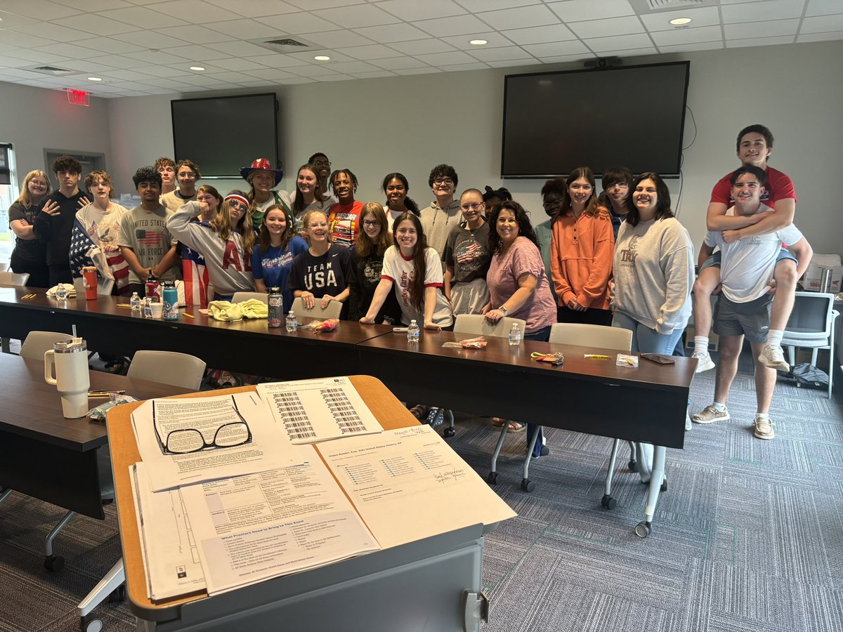 teachnuhistory's tweet photo. I’m so proud of these students. They have worked crazy hard to prepare for their exams and I know it is going to pay off big. Good luck APUSHers today! #APHUG #APUSH #proudteacher https://t.co/3hgr30SDrm