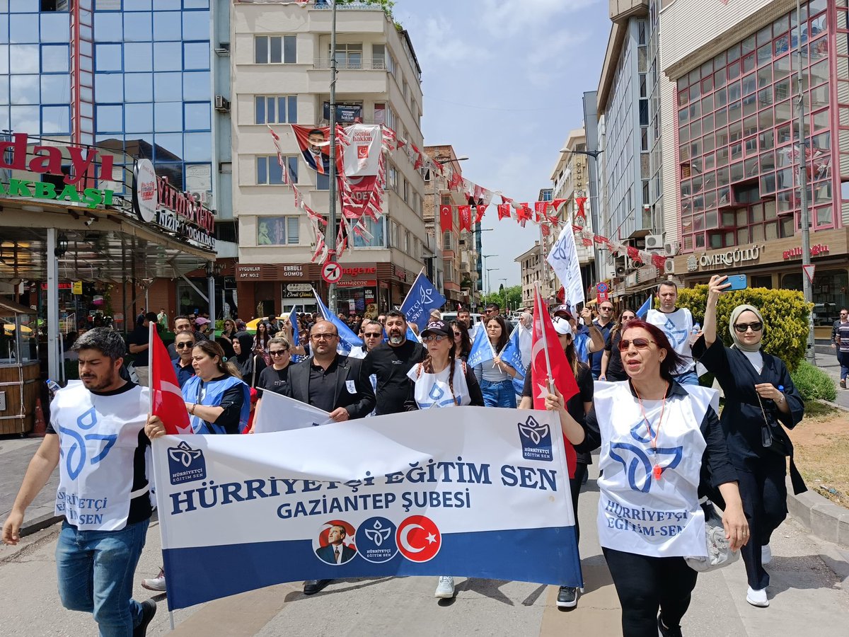 Hürriyetçi Eğitim Sen Gaziantep Şubesi olarak eğitimdeki şiddete karşı meydanlara indik.
Farklı sendikalardan arkadaşlarımızla omuz omuza verdik ve ortak basın açıklaması yaptık. 
#ÖğretmeneŞiddeteHayır
#ÖğretmenlerTekYürek