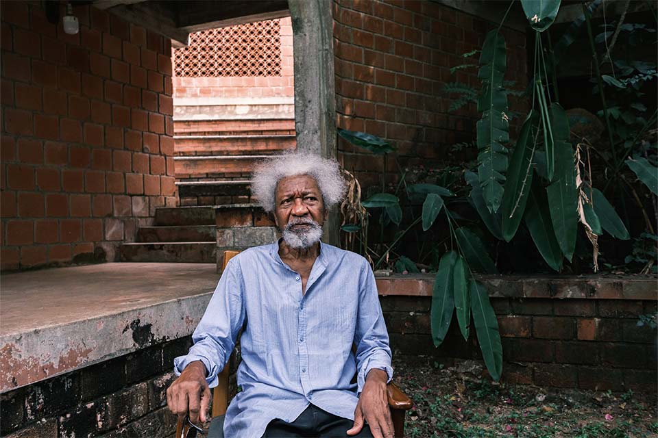 “The Man Died illuminates what has distinguished all Soyinka’s plays and poems: a passionate belief in justice and a moral concern nothing can subvert.” 50 years ago in our pages, Peter Thomas wrote about Wole Soyinka. worldliteraturetoday.org/2024/may/50-ye…