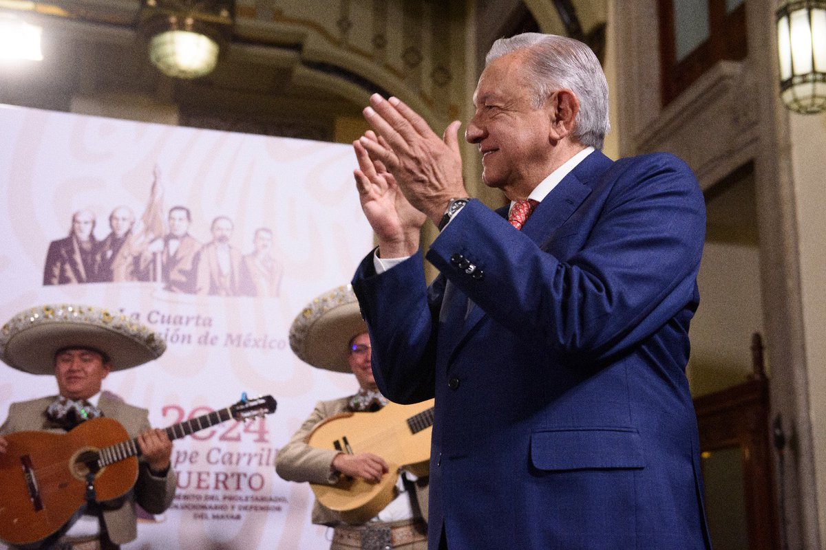 El presidente @lopezobrador_ felicitó a todas las mamás por su día. 'Hay amor eterno para todas ellas, nuestro cariño, nuestro recuerdo'. #DíadelasMadres