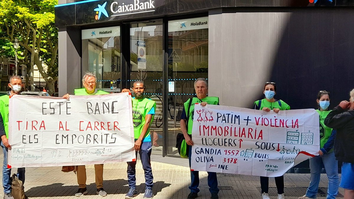 acampadagandia's tweet photo. @caixabank- Gramina el 23 de maig tirarà al carrer una família amb tres menors. No tenen alternativa habitacional.
L’habitatge Ferrocarril d’Alcoi 25  era propietat dels pares des de 2005. La hipoteca era de Bankia.
Hem rescatat els bancs hem abandonat el hipotecats. https://t.co/yu97EQb9Ar