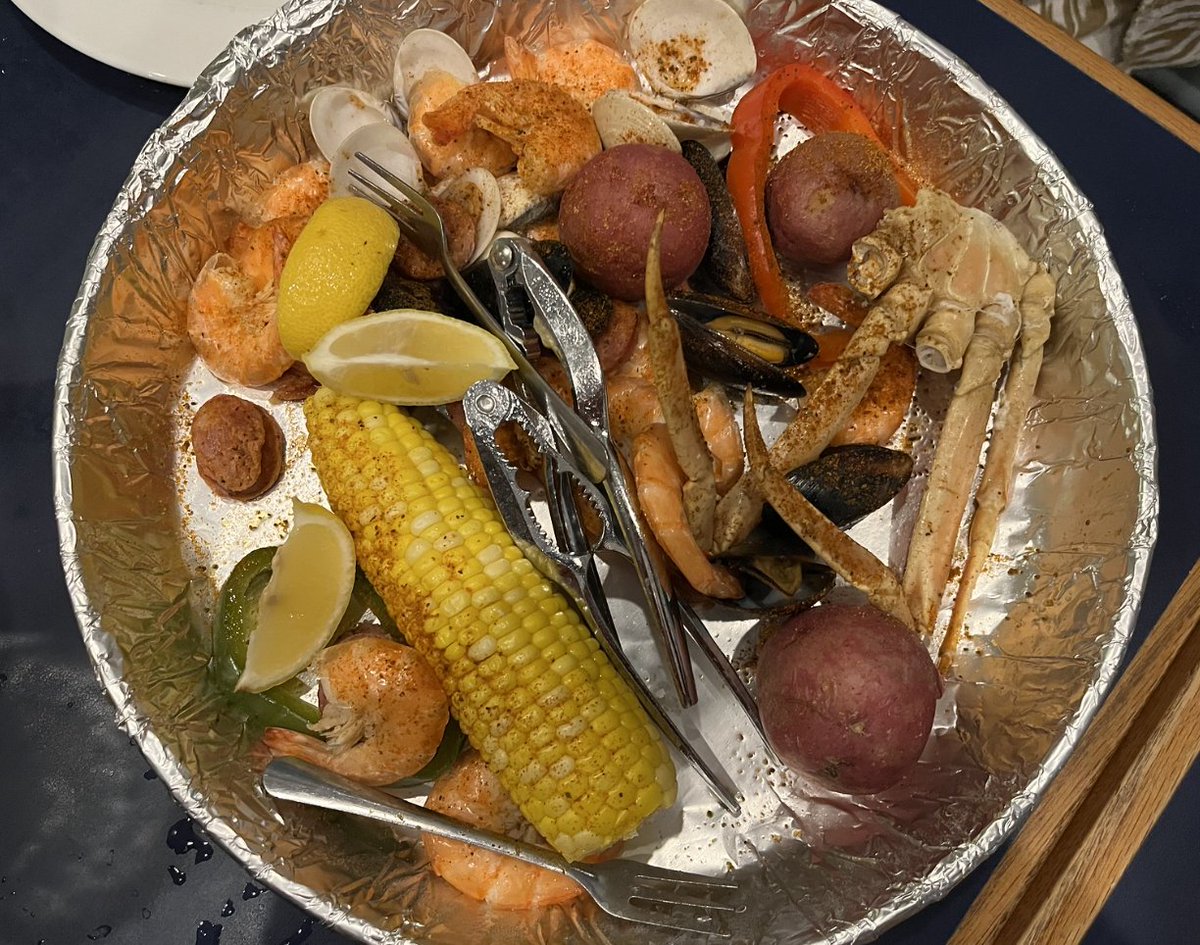 It’s #foodiefriday at the #sugarcreekrestaurant in #nagshead. Since it’s #nationalshrimpday, would you like to share the Steamers for 2 like @noreenkompanik and I did? #obcnc #iloveobx #obxnow #outerbanksnc #visitnc #obxseafoodrestaurant #travelwritersuniversity #ifwtw1 @ifwtwa1