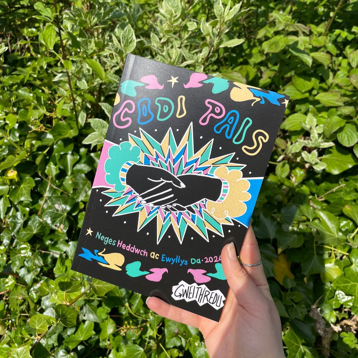 GWEITHREDU 🕊 

Rhagarcheba rhifyn arbennig o @CodiPais heddiw i dderbyn dy gopi ar 17 Mai, sef Diwrnod Neges Heddwch ac Ewyllys Da yr Urdd! 

Our special collaboration with @CodiPais! Pre-order now - all proceeds go to <a href="/OasisCDF/">Oasis Cardiff 🧡</a>. 🧡 

👉 codipais.bigcartel.com/product/gweith…