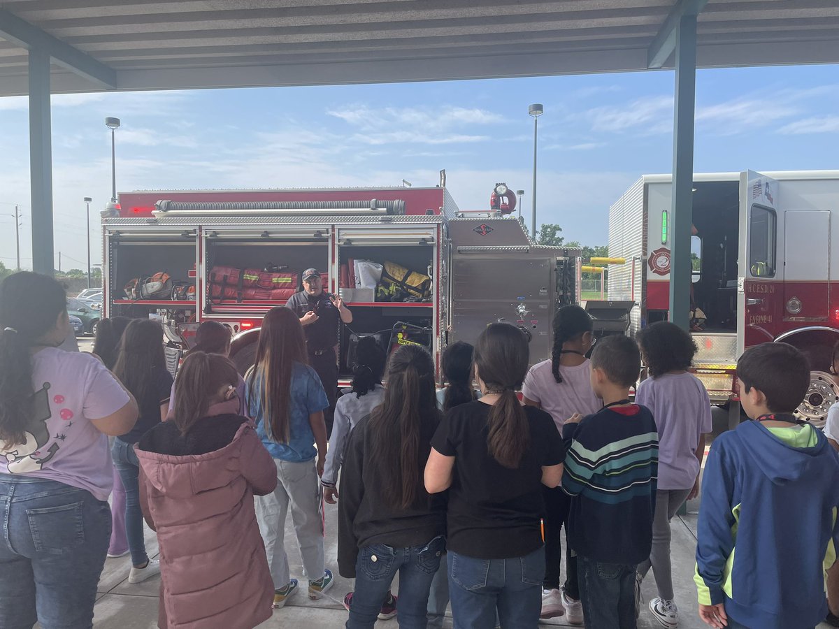 Our 1st career day with our 2nd graders @Hill_AISD learning about being a firefighter or a pilot! What do you want to be? @AldineISD @Aldine_FACE @Counseling_AISD #MyAldine
