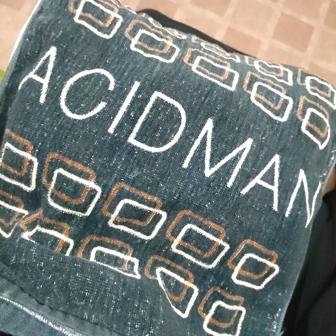 友達が持ってきた、このタオル……
いつのヤツやろか🤔すごい年季🤣🤣

 #ACIDMAN
@ACIDMAN_staff