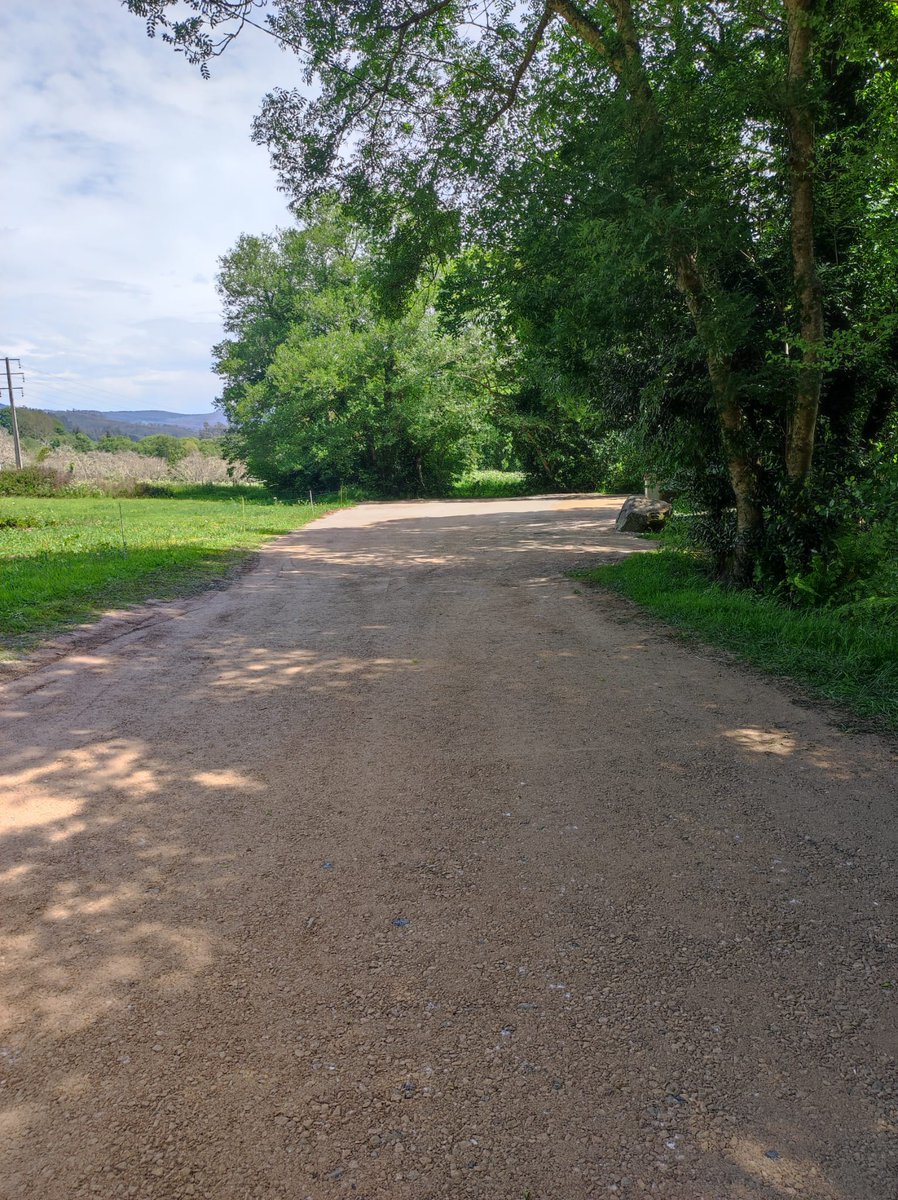 🚧 Xa están rematados os traballos de acondicionamento do 🅿 aparcamento da área recreativa da Illa de #Mera. 🥩🥔 Así, esta zona, ideal para facer unha comida ao aire libre, xa está acondicionada para a temporada de verán.