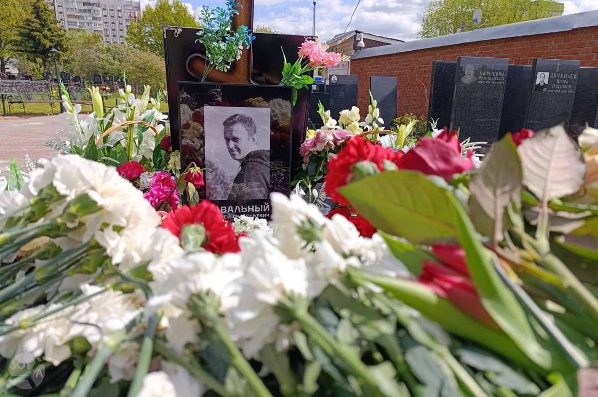 tvrain's tweet photo. Люди несут цветы на могилу Алексея Навального на 70-ый день после похорон политика

Всю пасхальную неделю москвичи несли на Борисовское кладбище куличи, свечи и раскрашенные яйца, отмечает SotaVision. 

Поток людей не становится меньше и на третий месяц после похорон. 
 
Фото: SOTAvision
