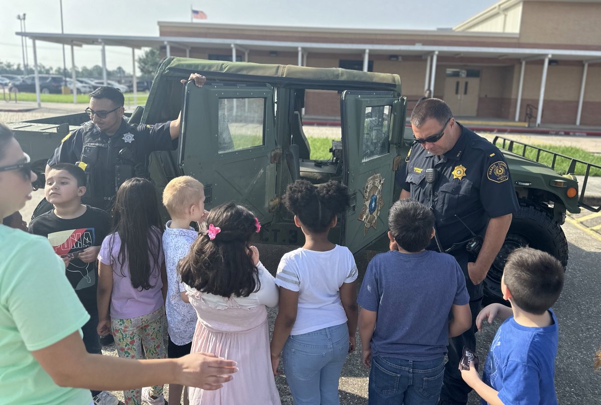 Happening now: Career on Wheels event @HamblenElem! 🚗📚 Students, get ready to explore various careers and vehicles firsthand. Let's inspire some future professionals! #CareerOnWheels #WeAreChannelview #FutureLeaders
