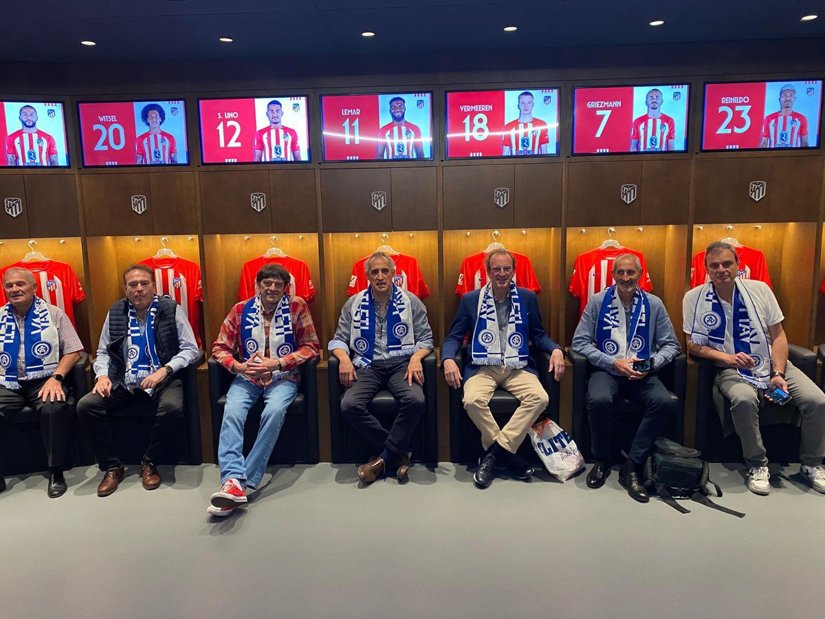Entrenador y seis de diez de los jugadores del ultimo equipo del Atlético de Madrid de Voleibol.