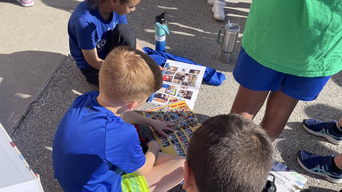 MadisonPlaceK5's tweet photo. Yearbook Signing
#MDFieldDay24
#MovinMAVS
@Phys_EDucate https://t.co/a0ENr2Kln0