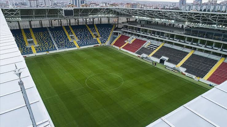 Trabzonspor, Türkiye Kupası Finali’ni İstanbul Atatürk Olimpiyat Stadyumu’nda; Beşiktaş ise Ankara Eryaman’da oynamak istiyor. Pazartesi günü iki kulübün başkanı TFF’de bir araya gelip toplantı yapacak. (@hasanntuncel)