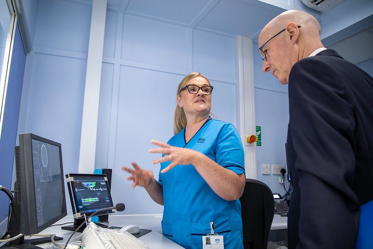 First Minister @JohnSwinney met staff working to detect a range of cancers at St John’s Hospital in Livingston, supported by £30 million from @ScotGov. 🏥He toured the hospital and heard about measures which are delivering faster diagnosis times for patients.
