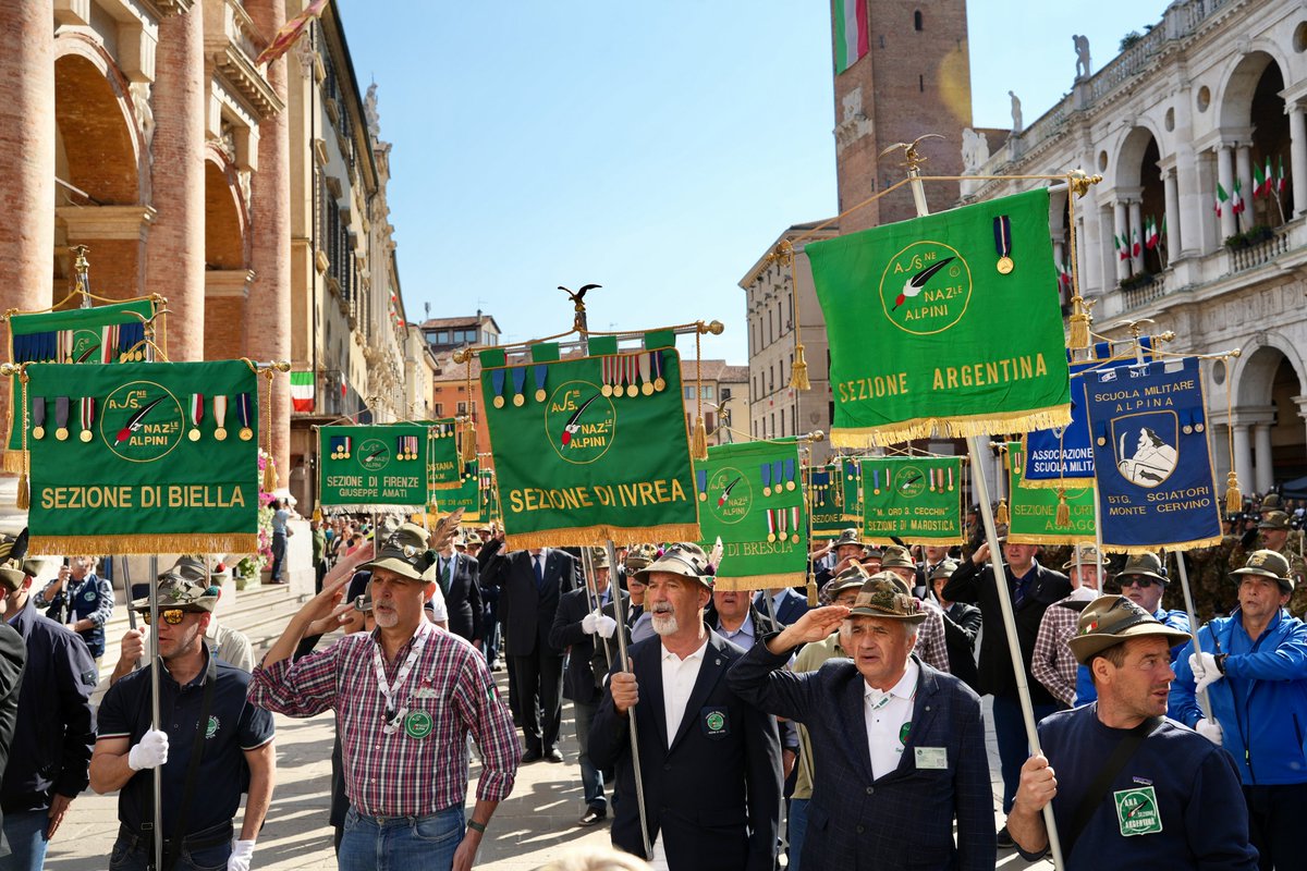 Con l’alzabandiera e l’onore ai caduti in Piazza dei Signori inaugurata la 95ª Adunata Nazionale degli Alpini🔗adunatalpini.it/news/con-lalza… #adunatalpini2024 #alpini #associazionenazionalealpini #alzabandiera #vicenza