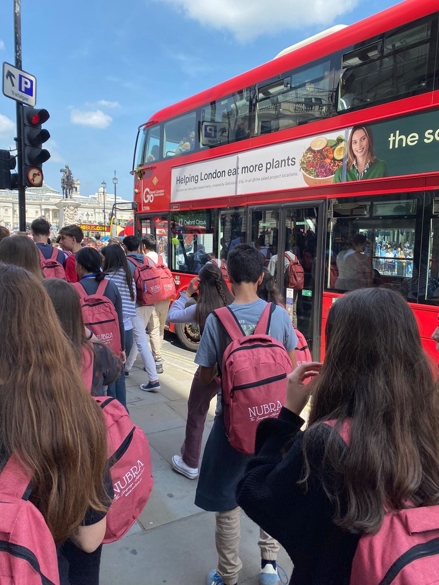 Yesterday we spent the day walking around London. We visited Westminster, Big Ben, Camden Town, Piccadilly Circus, London Eye, Buckingham Palace, Trafalgar Square and the traditional Covent Garden market. #Canterbury #maristas #masqueaulas