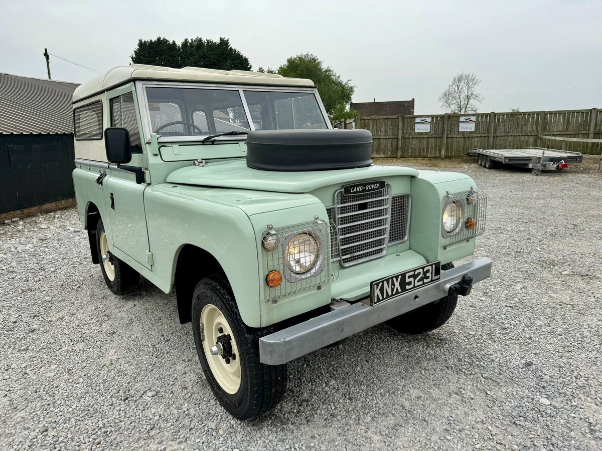 JohnBrown4x4's tweet photo. We are delighted to have this galvanised chassis, overdrive, petrol Series 3 for sale today. And there’s room for all the family!  #series3 #overdrive #7seater #galvanisedchassis https://t.co/TredkfnAry