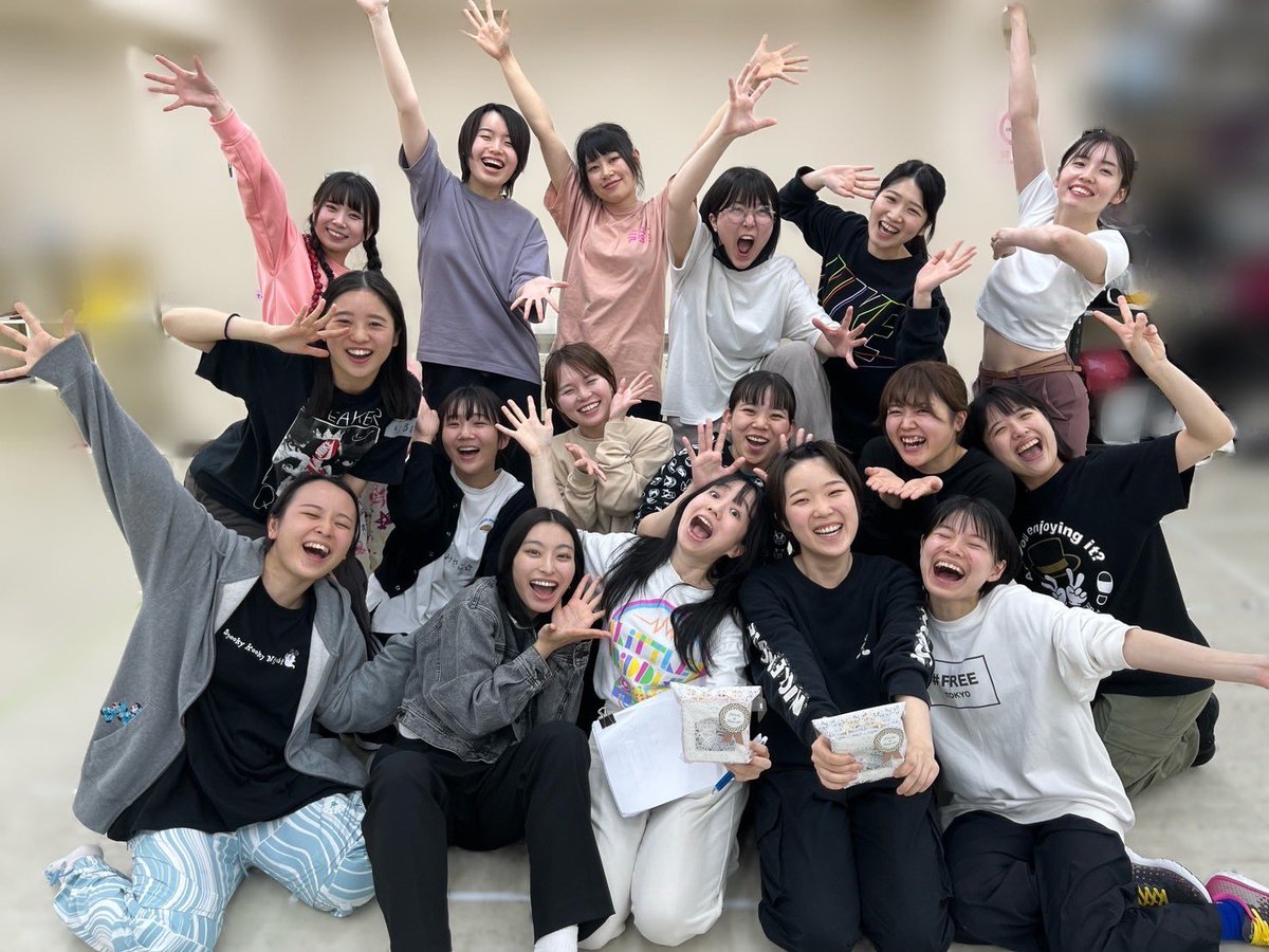 MINA_KIMURA05's tweet photo. #舞台エール 
今日はきーちゃんと一緒に誕生日を祝って頂きました🎂🎉

あこさんから私たちへ、エールの気持ちがこもった、そんな作品。そこにメンバー全員からのエールを込めて、皆様に届けたい！

🎫: https://t.co/xj7qqQuUm3
🛒: https://t.co/Nz6a09ZzoA https://t.co/gHZbsOmAlI