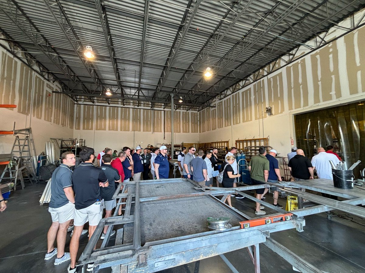 BurbankSportNet's tweet image. There's nothing that our crew enjoys more than getting the opportunity to share what we do!

Thanks for stopping by, @allisportsgroup!

#AlliSportsSummit24 #AnotherBurbankNet