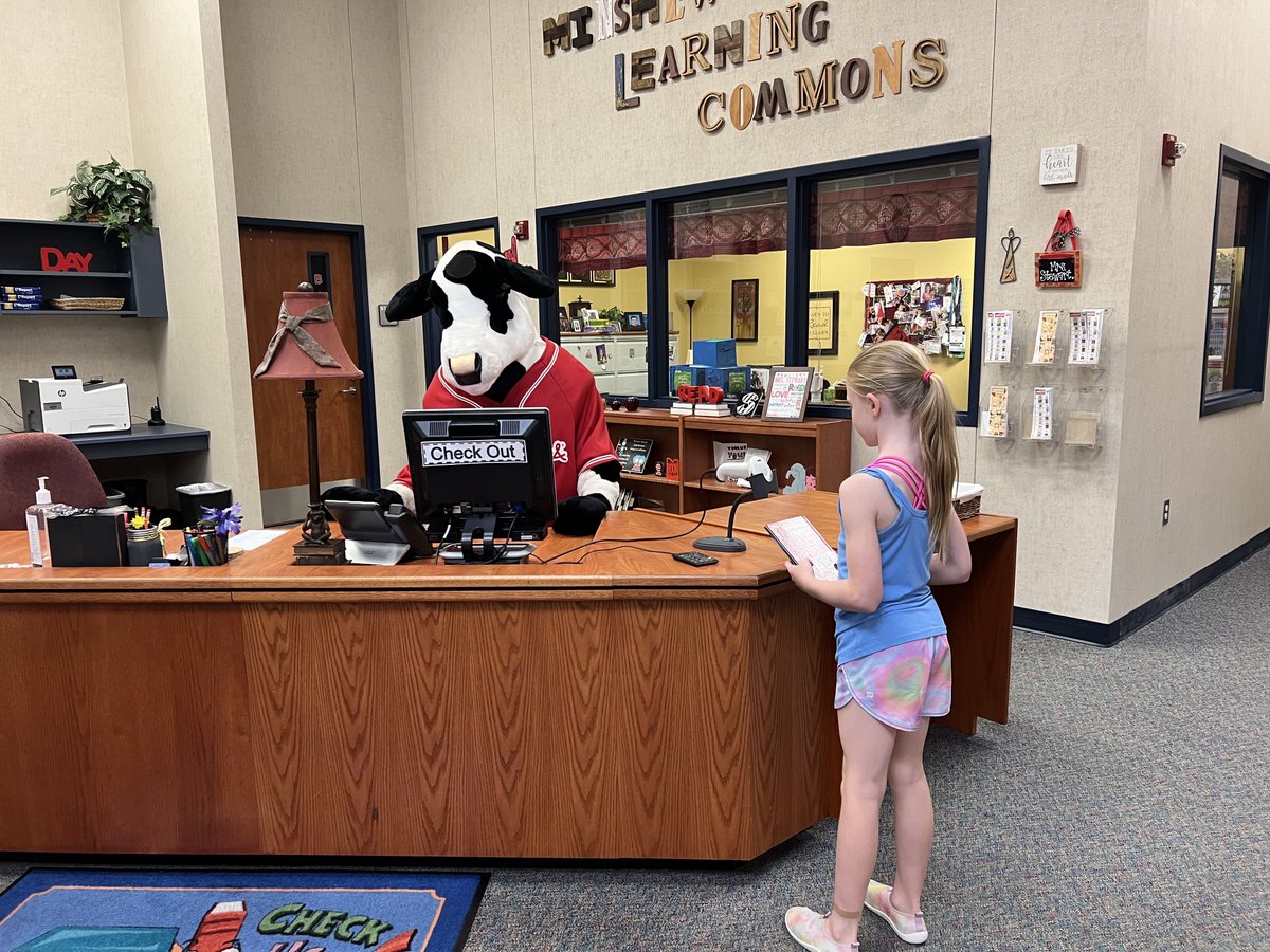 Look who came to volunteer in the library today!  ⁦<a href="/ChickfilA/">Chick-fil-A, Inc.</a>⁩ ⁦<a href="/MinshewColts1/">MinshewColts1</a>⁩ #misdreads