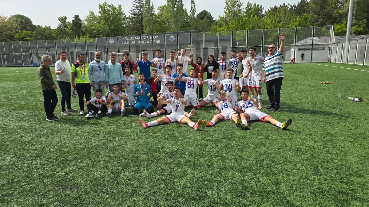 Niğde Belediyespor Kulübümüzün U-18 Futbol Takımı şov yapmaya devam ediyor 😎 İlimizde Şampiyon oldukları yetmediği gibi; Rakiplerini yene yene giden takımımız, ​Niğde tarihinde İLK DEFA genç takım olarak Türkiye Finallerinde şehrimizi temsil etmeye HAK KAZANDI 🏆 Bizim…