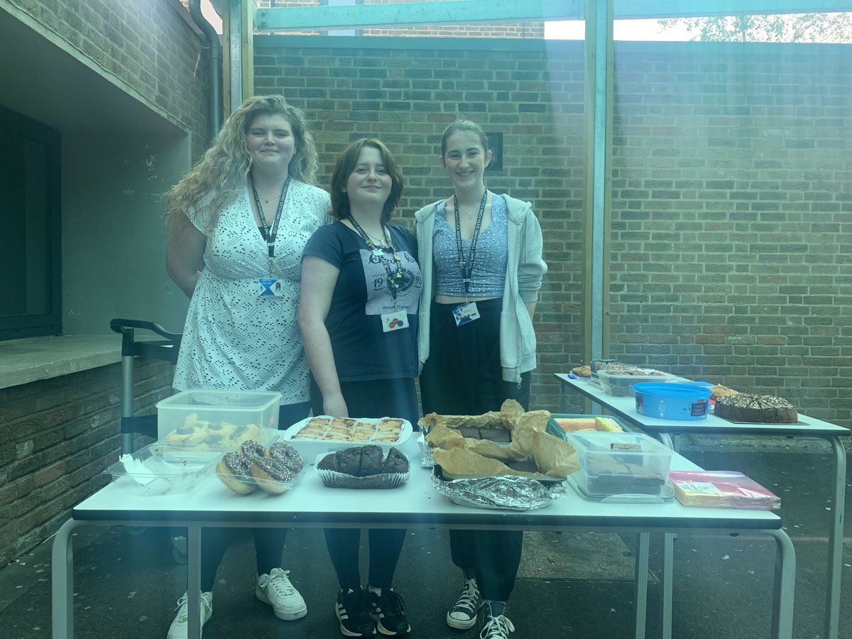 Congratulations to our @SchoolLongcroft Year 12 students who held a bake sale and raised a fantastic £111 for @thepeelproject! @EYSixthForm