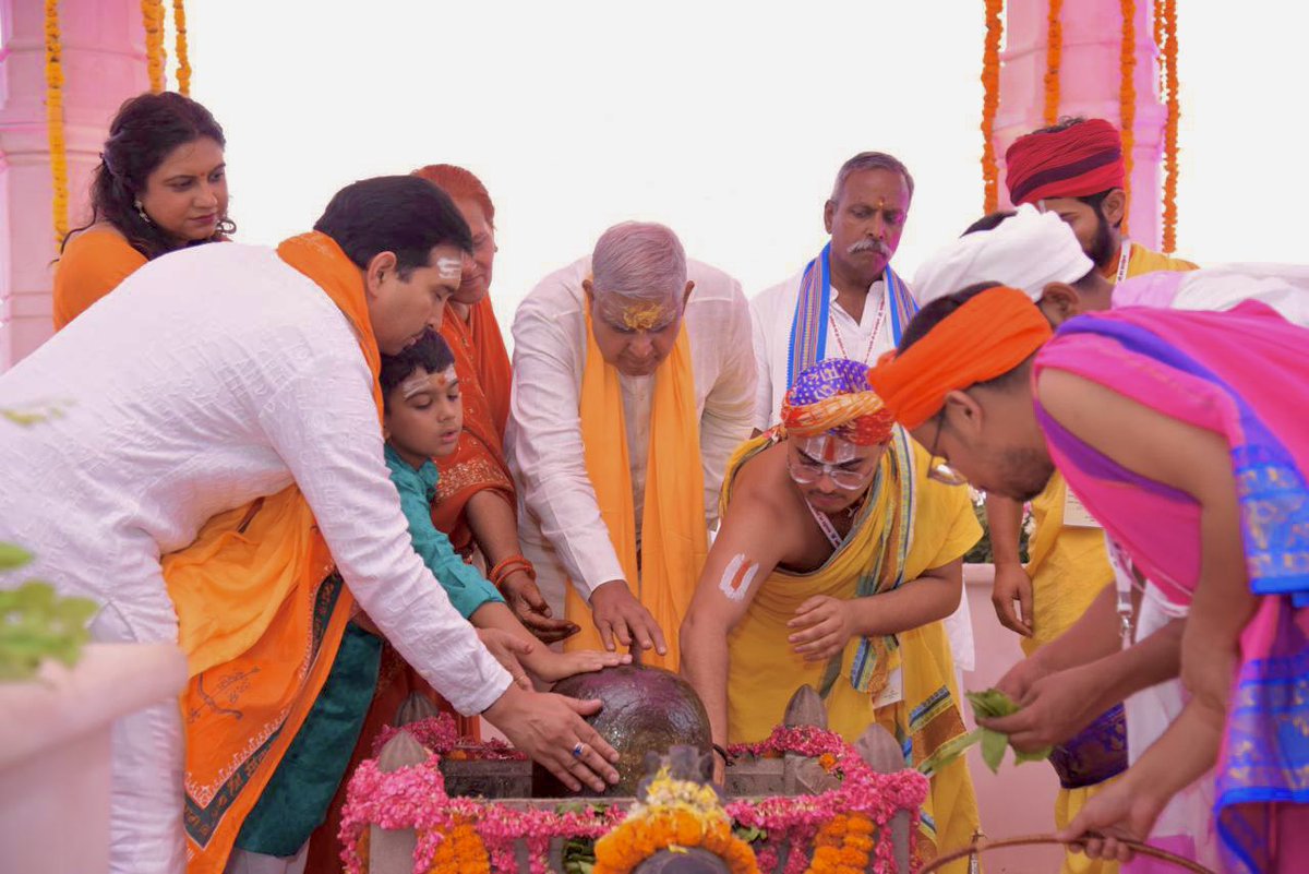 Hon'ble Vice-President, Shri Jagdeep Dhankhar & Dr. Sudesh Dhankhar offered prayers at Kameshwar Mahadev temple at Kuber Tila and paid homage to the celestial bird Jatayu that symbolises courage, compassion and divinity. #Ayodhya #KuberTila