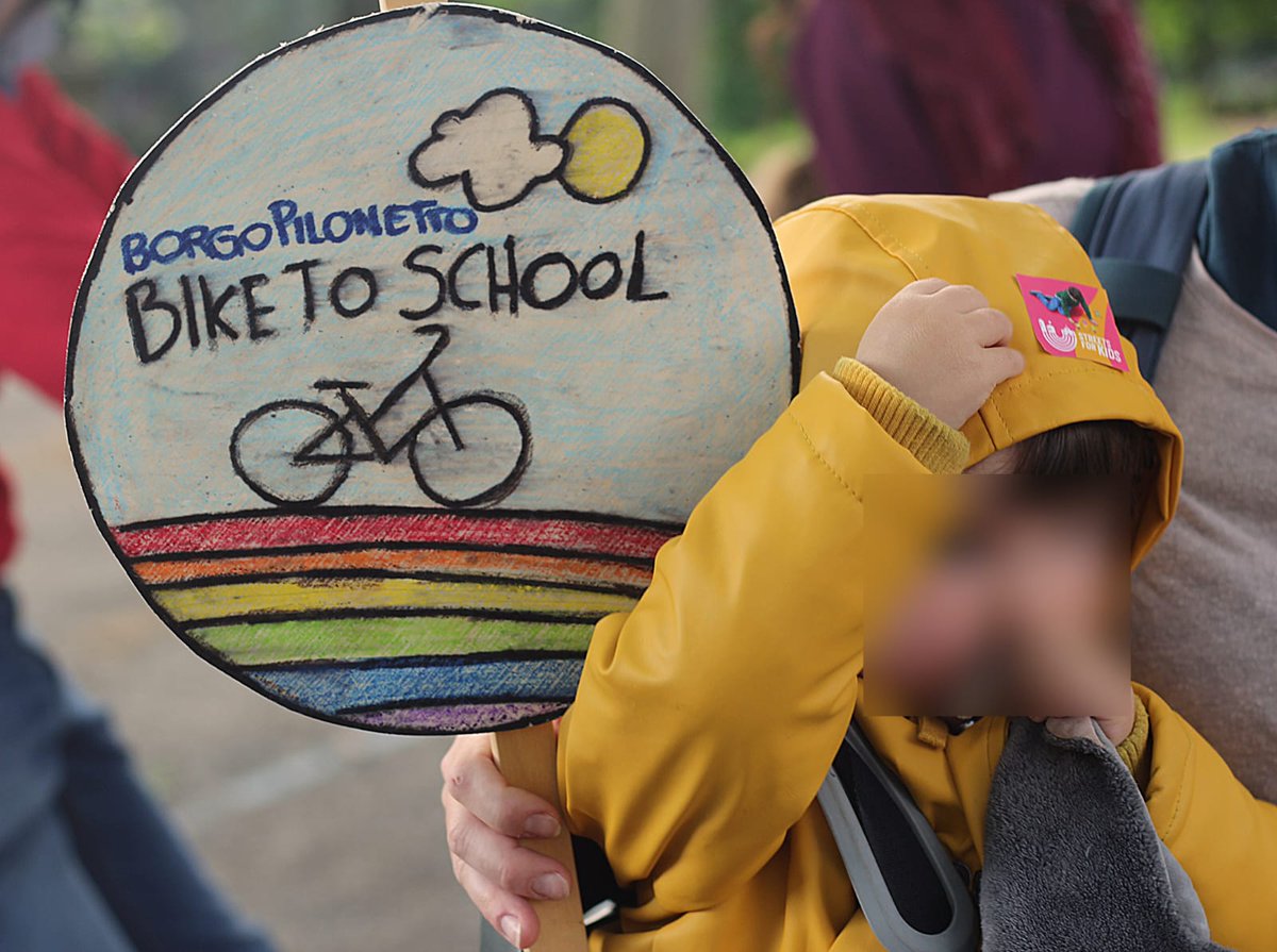 oggi in bici insieme a Pilonetto per un meraviglioso #BikeToSchool #StreetsForKids @cities_clean @BikePride #Toroller.
